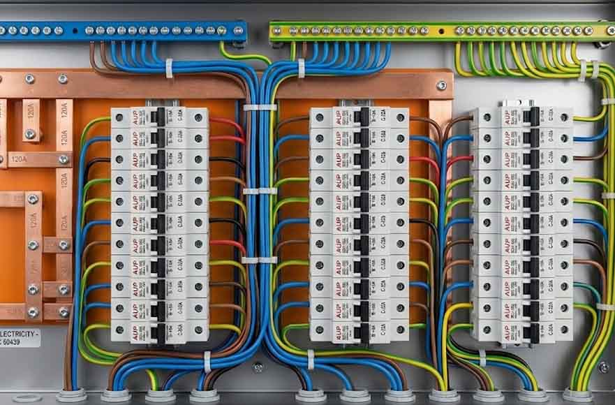 Técnico eletricista a realizar manutenção industrial